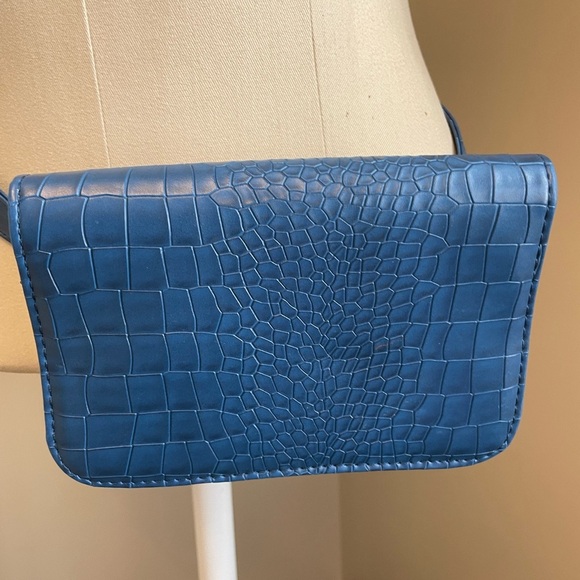 Unisex stylish shoulder bag belt bag faux crocodile leather w gold hardware - Picture 3 of 6